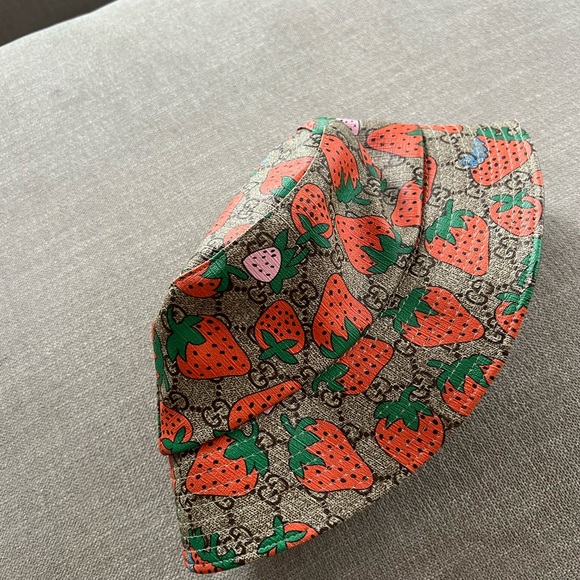 Gucci Logo Strawberry Bucket - Picture 5 of 5